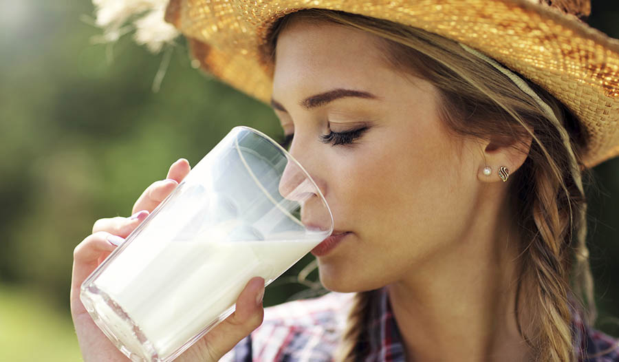 Девушка с стаканом молока